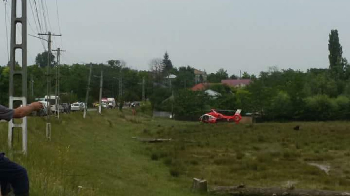 O fetiță de 6 ani a murit, iar mama sa este rănită grav, după ce au fost lovite de o maşină