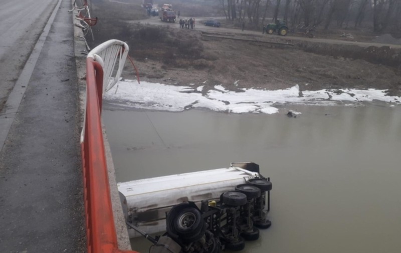 Accident spectaculos cu un camion de mare tonaj. Ce s-a întâmplat cu șoferul după ce vehiculul a "zburat"