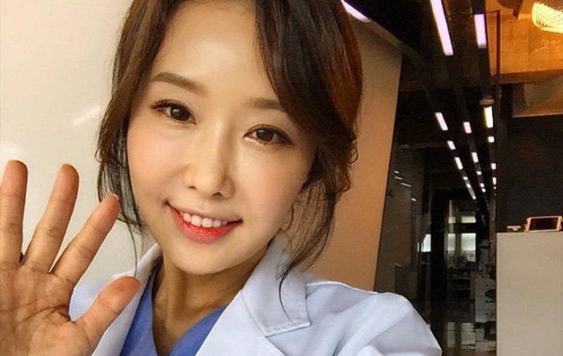 Cea mai sexy dentistă! Îți vine să crezi că are 48 de ani? FOTO