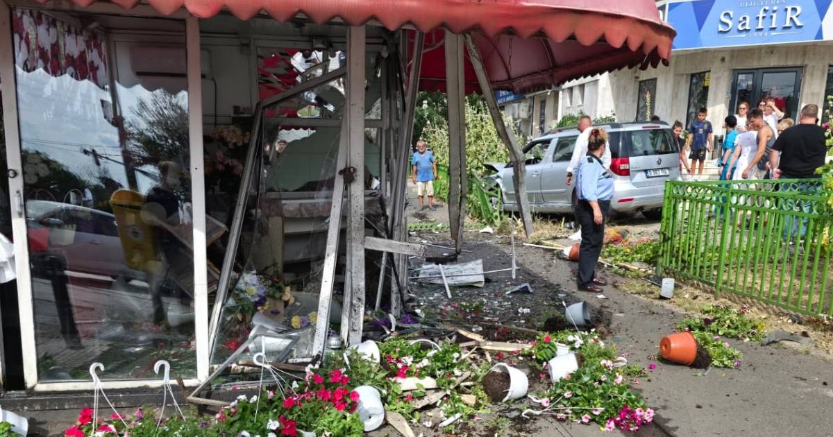 Chioșcul florăriei din București a fost complet distrus în urma accidentului, are ușile și ferestrele sparte