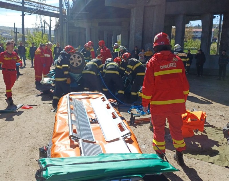O mașină lovită de un TIR pe podul Bucium din Iași a rupt parapetul și s-a prăbușit pe plafon