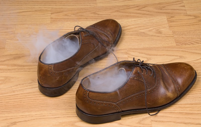Ce să faci ca să nu-ţi miroasă pantofii