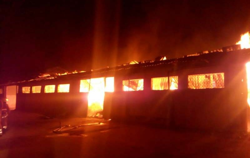 Incendiu puternic într-o hală cu patru mii de baloţi de paie şi deşeuri lemnoase