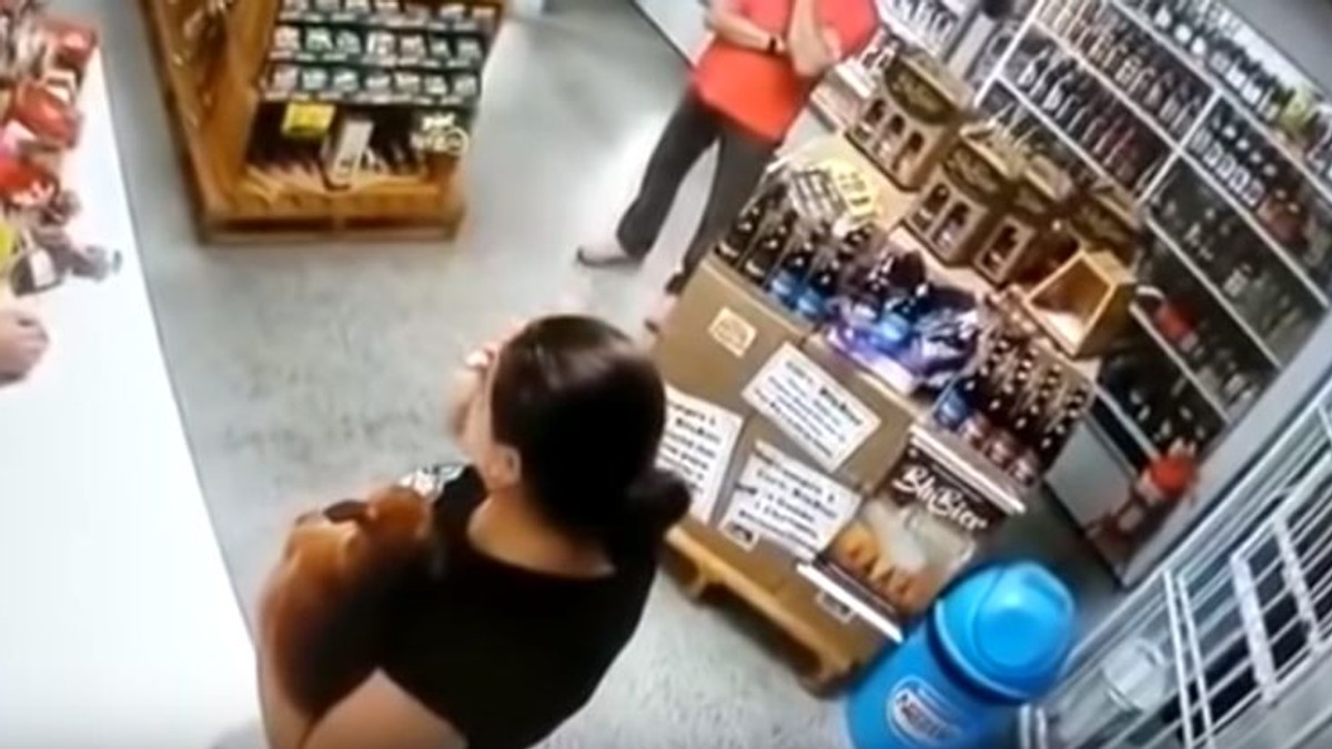 O femeie l-a împușcat pe hoțul care a vrut să-i fure din magazin