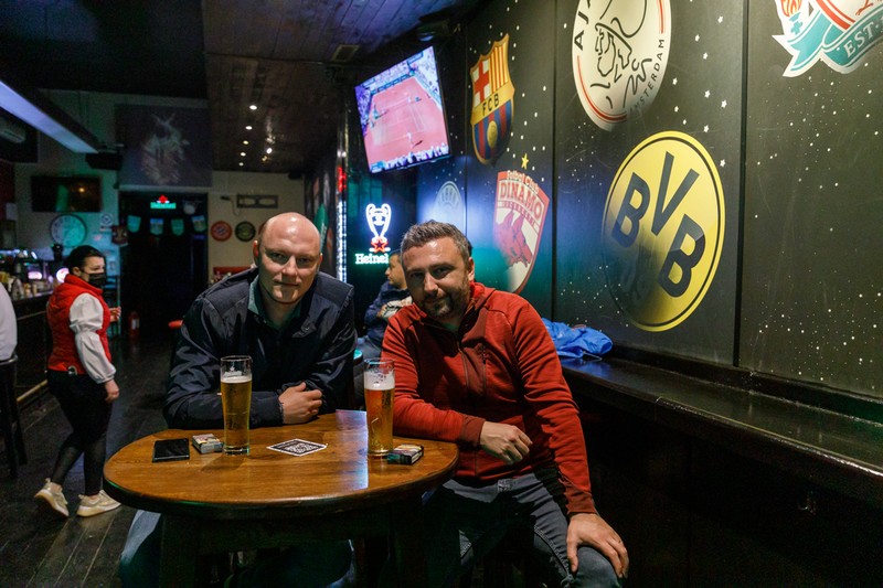 Doi prieteni care țin cu echipa Austriei