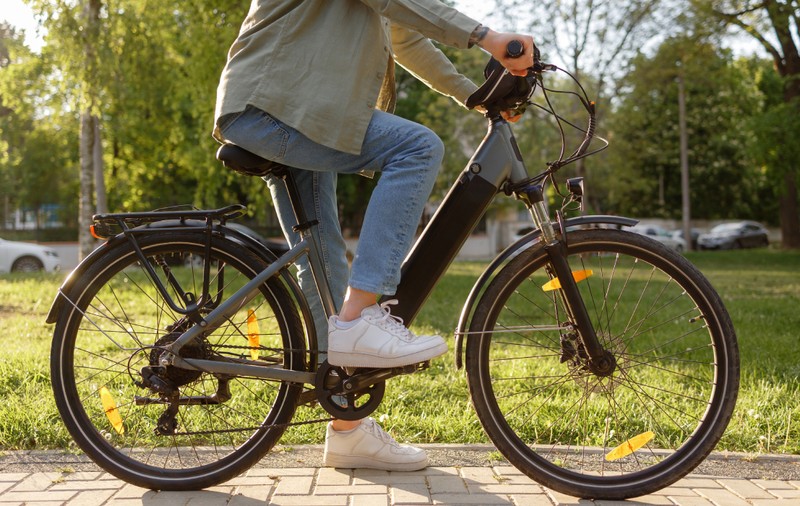 Mașina devine prea scumpă pentru drumurile scurte. România este în top 3 după creșterea vânzărilor de biciclete electrice