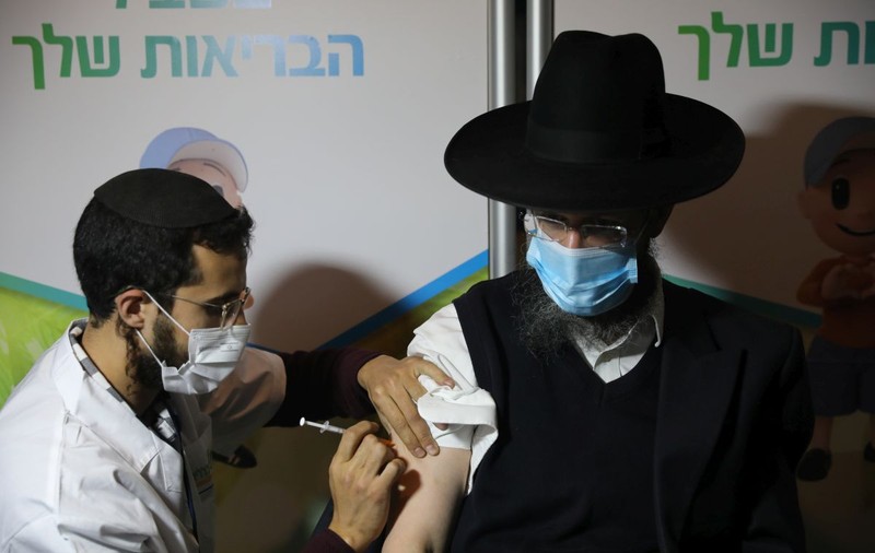 Israelul anunță o scădere cu 60% a spitalizărilor pentru vârstnicii de peste 60 de ani, la trei săptămâni după prima doză de vaccin