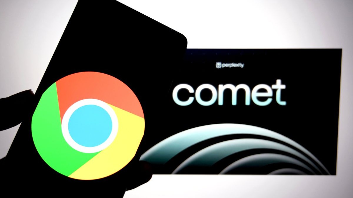 Logo-ul Google Chrome afișat pe ecranul unui smartphone care este ținut în fața unui fundal cu logo-ul Perplexity AI Comet.