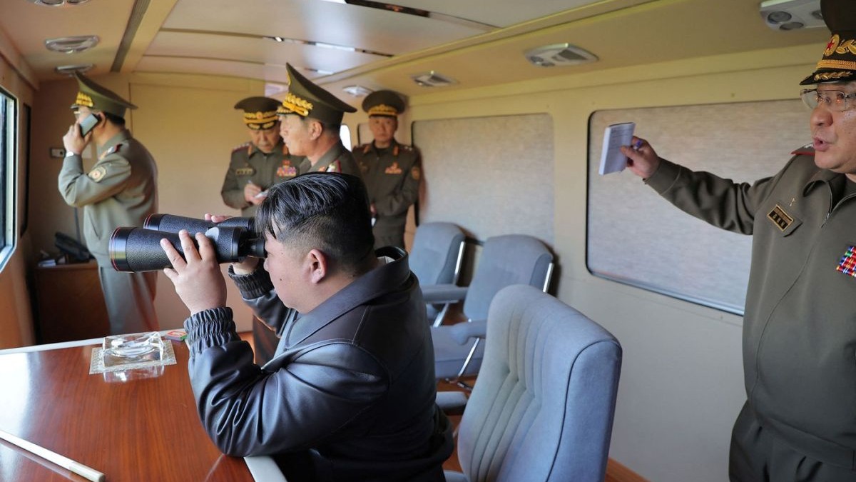 Liderul nord-coreean Kim Jong Un asistă la un exercițiu comun al unităților de artilerie și rachete cu rază lungă de acțiune