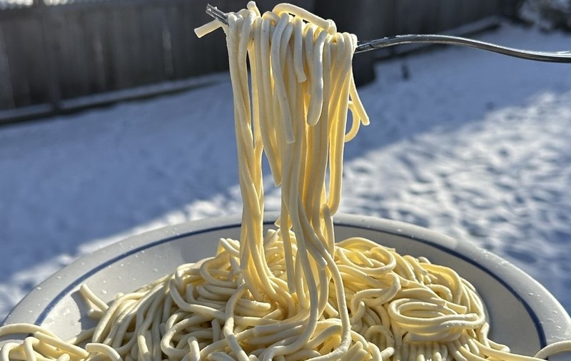 O farfurie cu paste a înghețat instantaneu pe o terasă, în Minneapolis, la minus 29 de grade Celsius: „Vreți să veniți să le încercați la cină?”