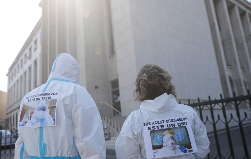 Mai multe cadre medicale, protest în combinezoane, față de condițiile de muncă. Secretarul de stat Horațiu Moldovan: „O risipă de echipamente”