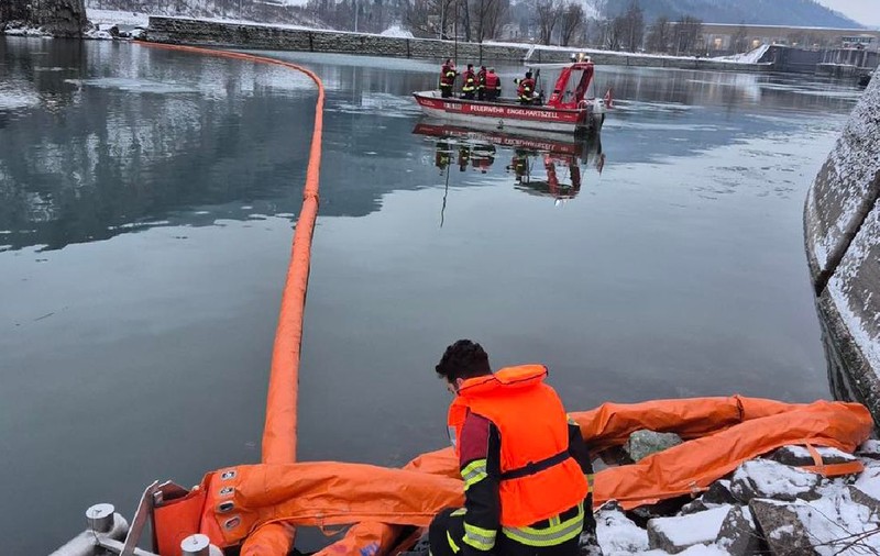 Un șofer a ajuns în Dunărea înghețată cu tot cu excavatorul de 10 tone. Cum a reușit să se salveze de sub sloiuri: „Ca prin minune, a ajuns la mal”