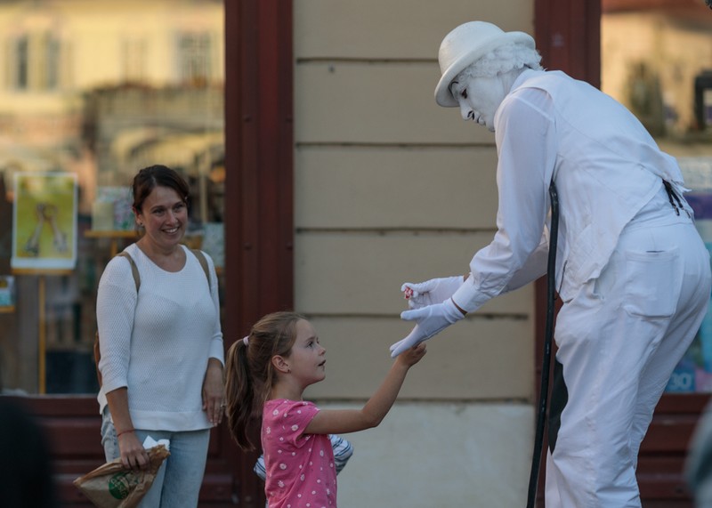 Copiii sunt fascinați de statuile vii