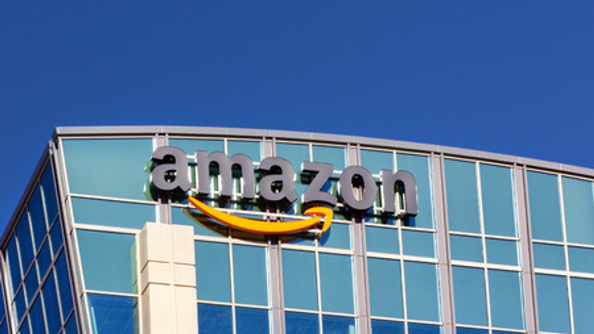 Angajații Amazon din Italia și Germania fac grevă de Black Friday. Logo Amazon pe o clădire