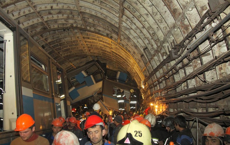 Suspecţi arestaţi în urma accidentului de metrou din Moscova 