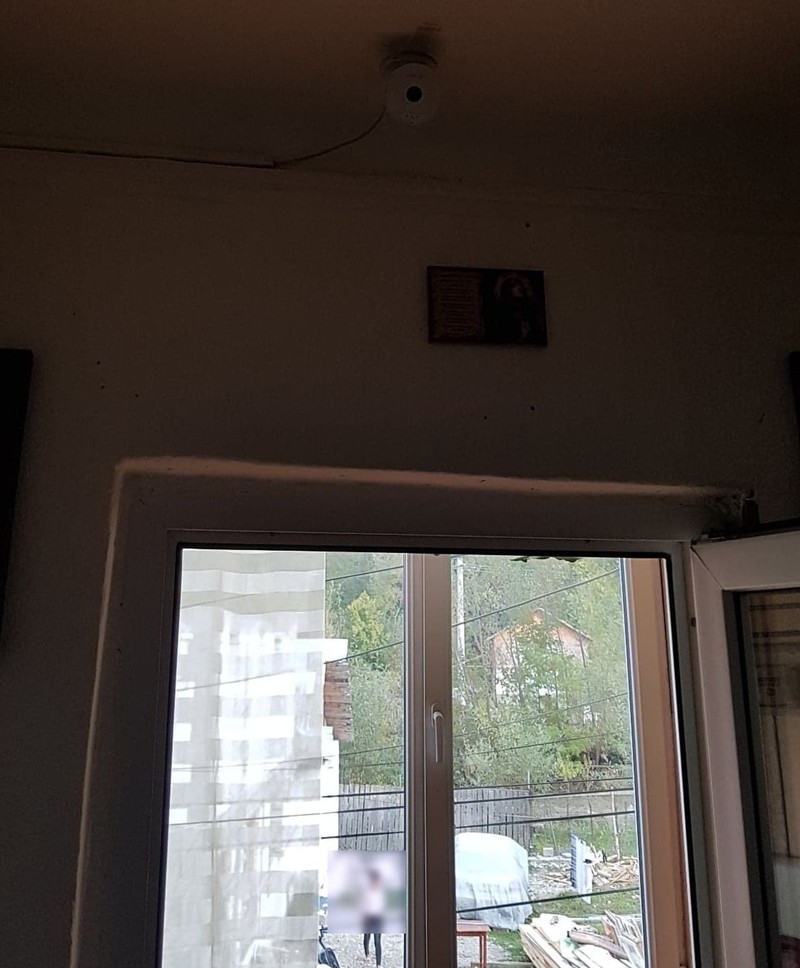 Camera de supraveghere din locuință a surprins momentul în care femeia a îngenuncheat în fața concubinului