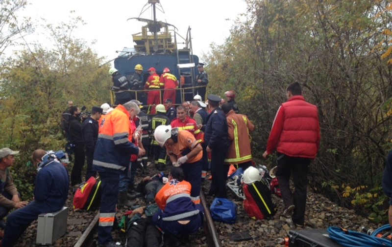 ACCIDENT FEROVIAR la Bistriţa-Năsăud: Paisprezece persoane au fost rănite după ce o drezină s-a lovit de un tren de marfă