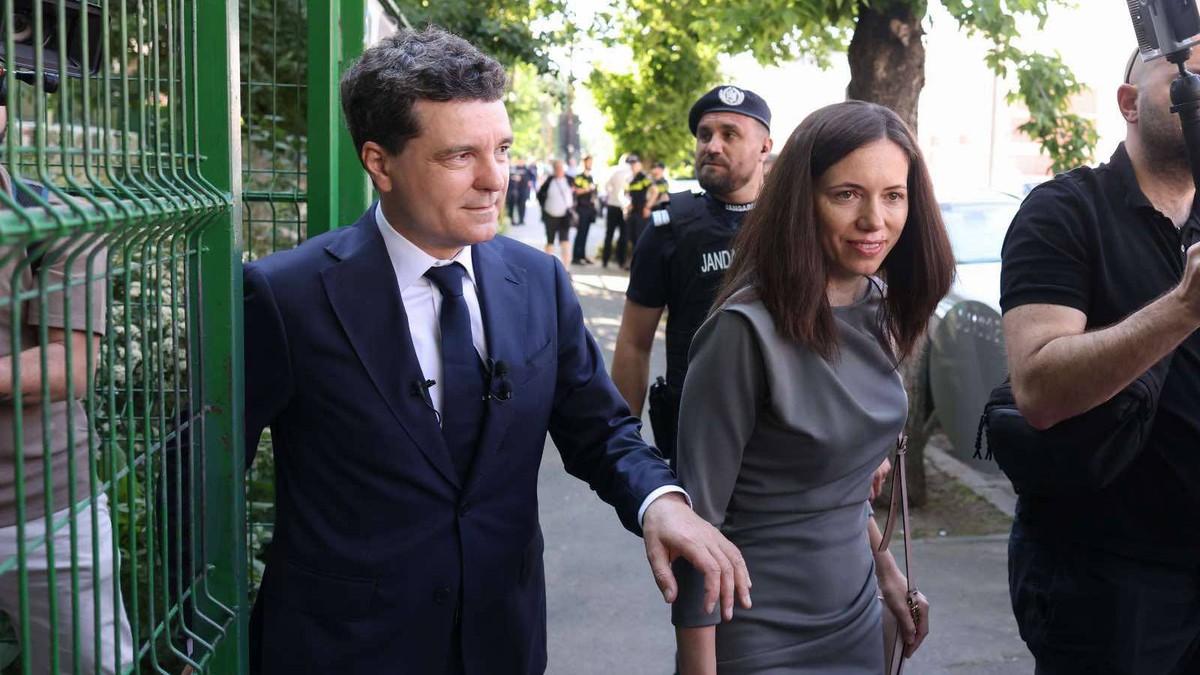 Mirabela Grădinaru, soția lui Nicușor Dan, a votat la alegerile prezidențiale 2025 FOTO: Inquam Photos / George Călin