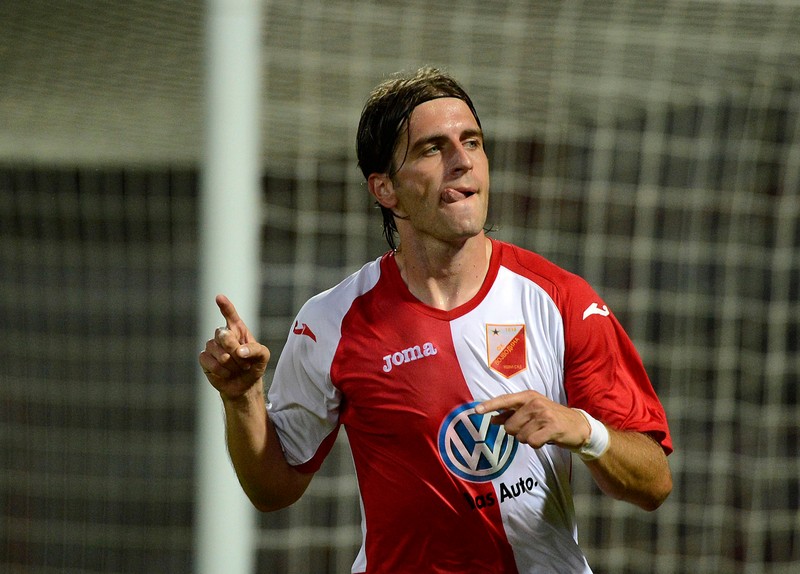 epa03801455 Stojan Vranjes of Vojvodina of Serbia celebrates his side's third goal against Budapest Honved of Hungary during their soccer Europe League qualifying 2nd round second leg match in Budapest, Hungary, 25 July 2013. EPA/Tamas Kovacs HUNGARY OUT