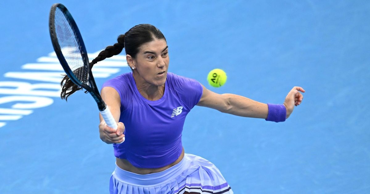 Sorana Cîrstea returnează o lovitură de forehand împotriva jucătoarei belaruse Aryna Sabalenka în timpul meciului de tenis din optimile de finală de simplu feminin de la Australian Open, 8 ianuarie 2026