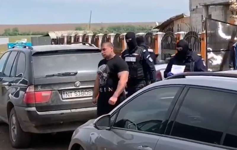 VIDEO| Rețea de cămătărie din Neamț, destructurată de DIICOT. 16 persoane, duse la audieri. Datornicii erau supuși la chinuri greu de imaginat