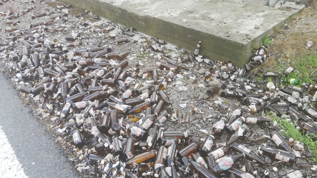 Sute de sticle cu bere s-au făcut praf pe o șosea din Dâmbovița. Marfa a căzut dintr-un TIR intrat în balans din cauza vitezei