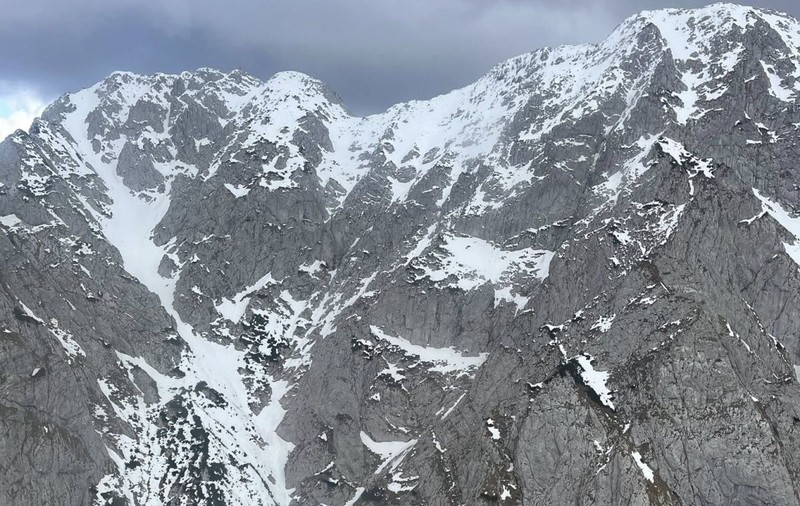 Un bărbat a murit după ce a căzut în gol 300 de metri în Piatra Craiului. Era pe munte alături de fratele său și nepotul de 12 ani