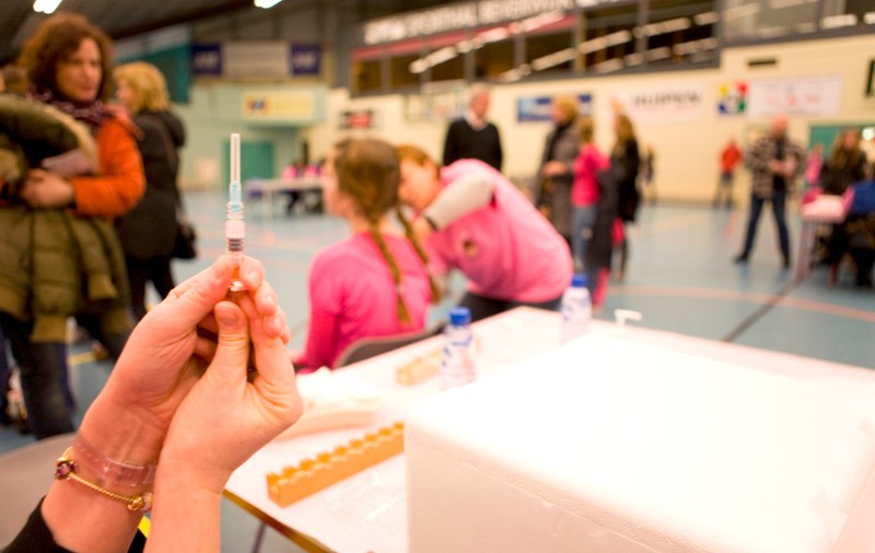 Până la finalul lunii mai, EMA va autoriza folosirea vaccinului Pfizer pentru grupa de vârstă 12–15 ani