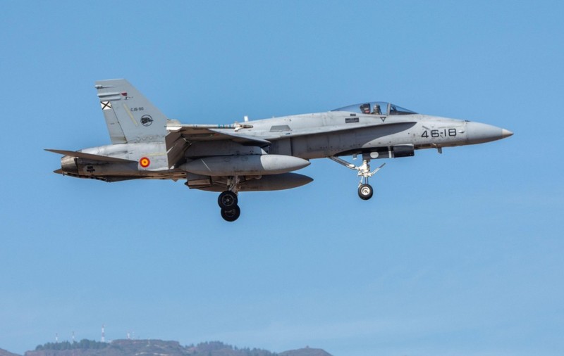 O aeronavă F-18 în zbor