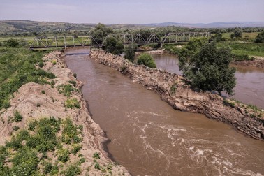 Podul de cale ferată care leagă comuna de restul judeţului