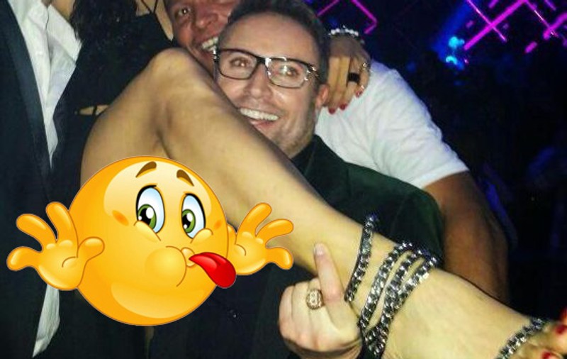 S-A LĂSAT CU DEZMĂŢ la aniversarea lui BOTE! Uite O CELEBRĂ BRUNETĂ cu CHILOŢII PE UMĂRUL LUI | FOTO