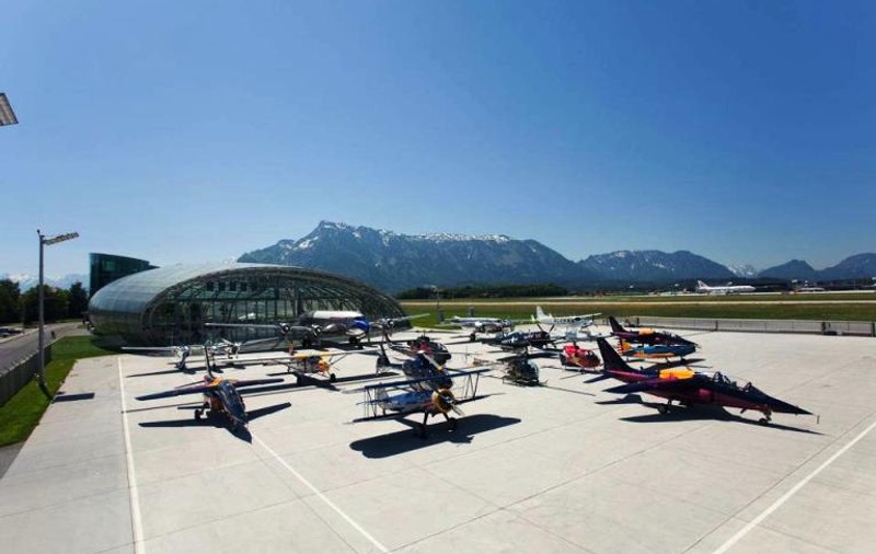 Aici ies la pensie cele mai frumoase avioane din lume! Hangar 7, din Austria, locul unde aeronavele vechi zboară ca în prima zi