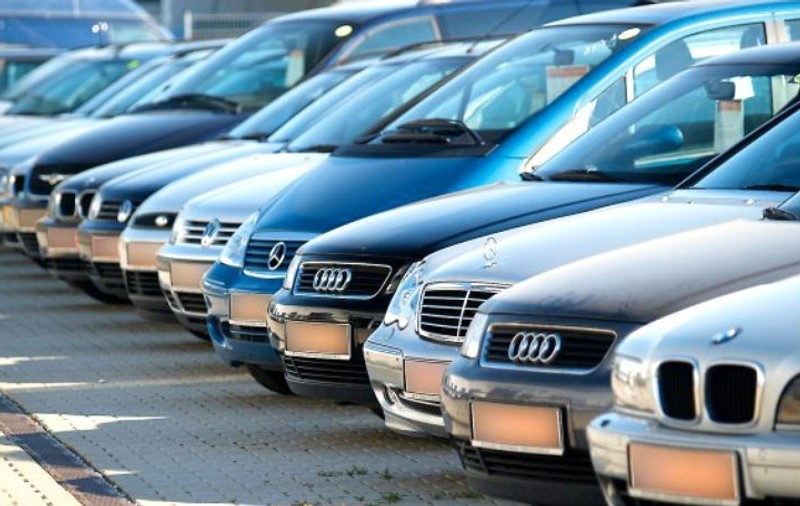 Până când se poate depune cererea pentru restituirea taxei auto. Mai multe autoturisme scoase la vânzare, cu numerele de înmatriculare blurate, într-o parcare