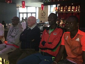 Mo Farah (stânga) și Rudisha (al doilea din dreapta), la un meci al lui Arsenal