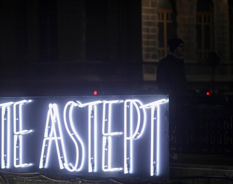 Mesajul „Mi-e dor de tine”, amplasat la Londra, a primit răspuns la Bucureşti. Ce a apărut scris pe Podul Izvor