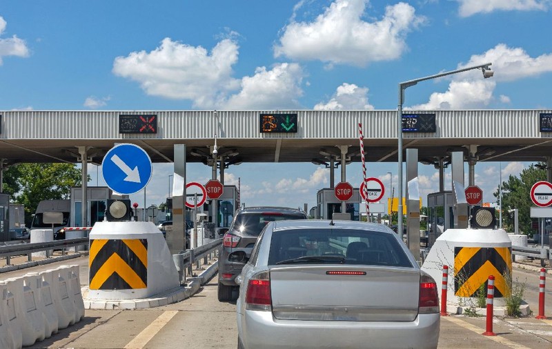 Un șofer a trecut de 51 de ori prin stațiile de taxare de pe autostradă, nu a plătit niciodată și până la urmă a rămas fără mașină, în Italia