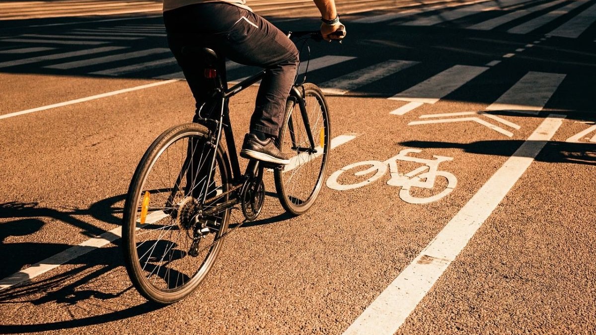 Bicicleta merge pe pista.