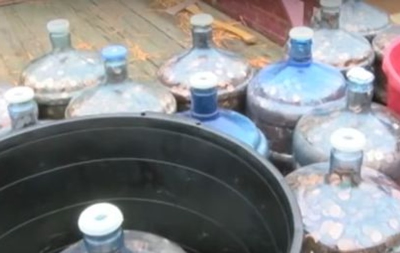 Un bărbat a strâns, timp de 45 de ani, banii căzuți pe stradă. A avut un șoc când i-a numărat | VIDEO