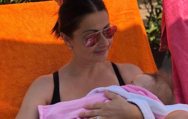 Cum a apărut graviduța Gabriela Cristea la botezul amicei sale. "Dintre toate, cea mai frumoasă ești tu"