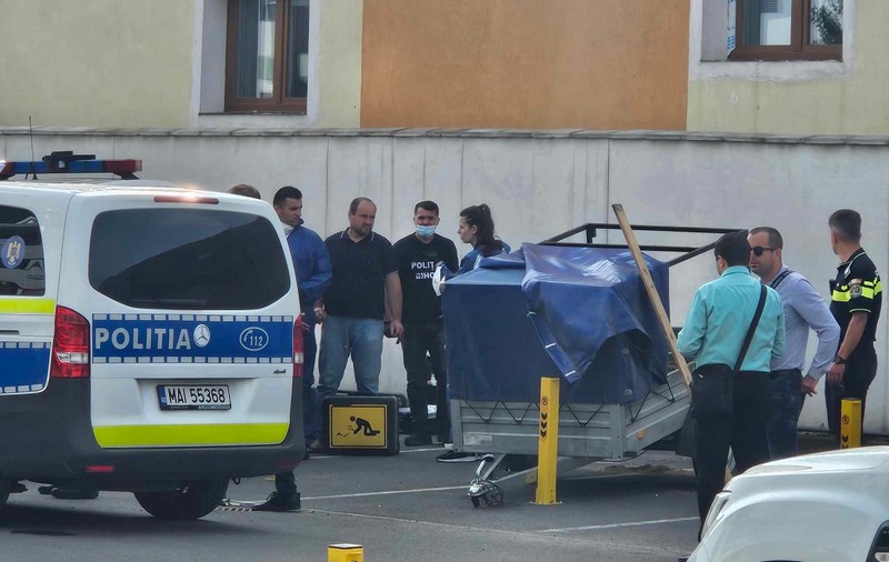Cadavrul unei femei a fost găsit într-o remorcă acoperită cu prelată, parcată într-un cartier de blocuri din Oradea