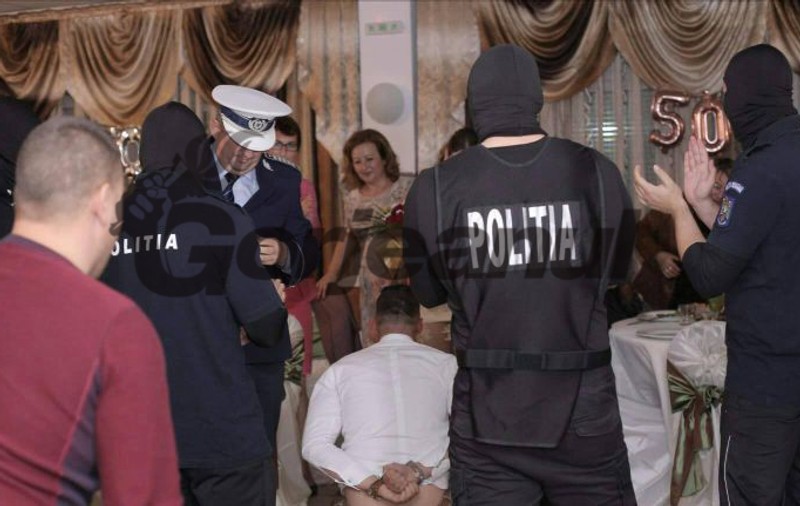 Un polițist gorjean a fost încătușat de "mascați" în timp ce era la o petrecere. Ce s-a întâmplat după aceea a lăsat pe toată lumea cu gura căscată