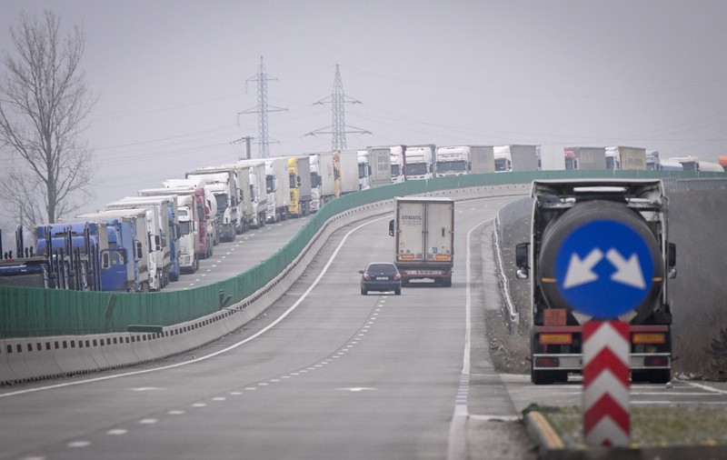 Revolta transportatorilor români în fața refuzului primirii în Schengen: „Am fost umiliţi”. Unii se gândesc să boicoteze benzinăriile și firmele de asigurări deținute de austrieci în România