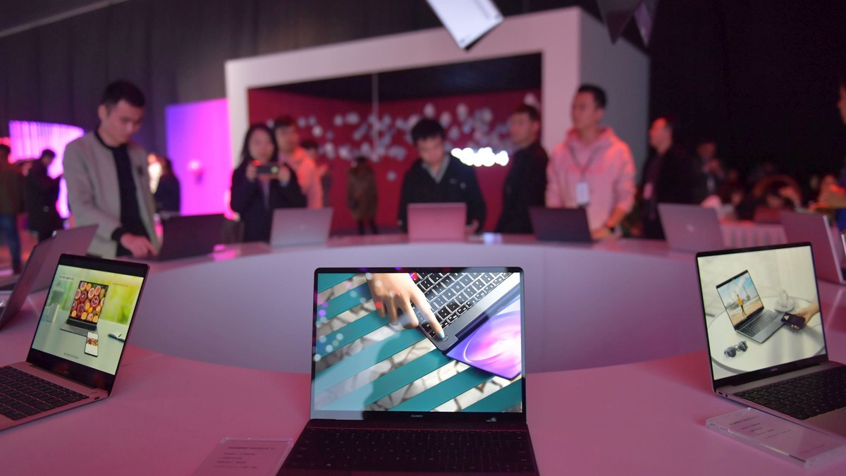 Huawei oprește producția de laptopuri după intrarea în vigoare a sancțiunilor SUA. Laptop Huawei Matebook 13