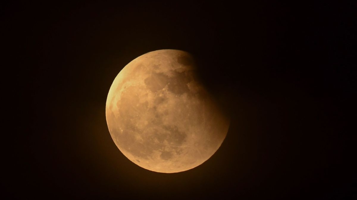 Eclipsa de Luna Plina 19 noiembrie 2021