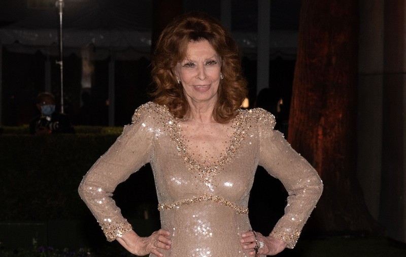 Sophia Loren, apariție strălucitoare la 87 de ani, la o gală din Los Angeles. Nu renunță la rochiile decoltate și nici la machiaj