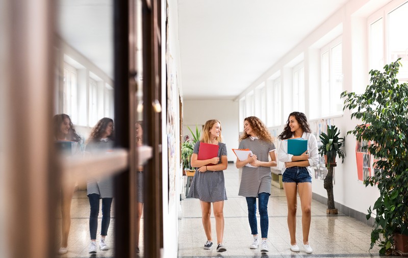 „Cu pantaloni scurți și bluze decoltate la școală?” Profesoară din Cluj, despre cum ar trebui să se îmbrace elevii și profesorii 