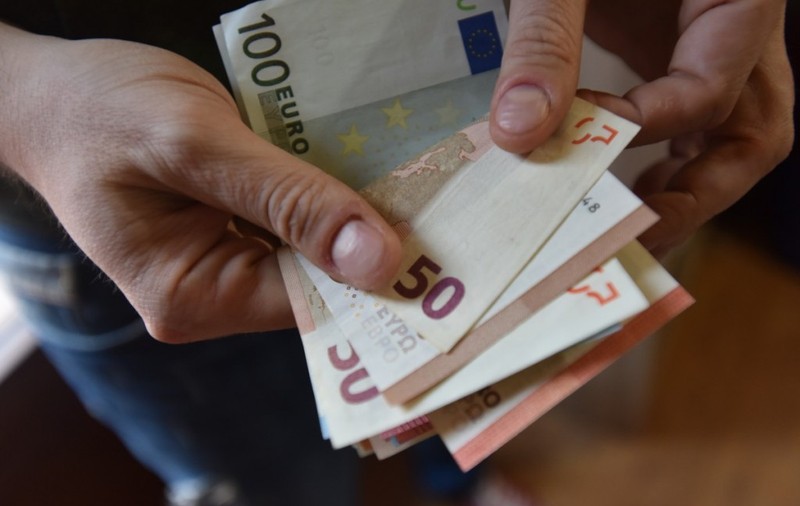 O româncă a fost arestată pentru că a păcălit un bătrân. Cum l-a făcut să-i dea 78.000 de euro