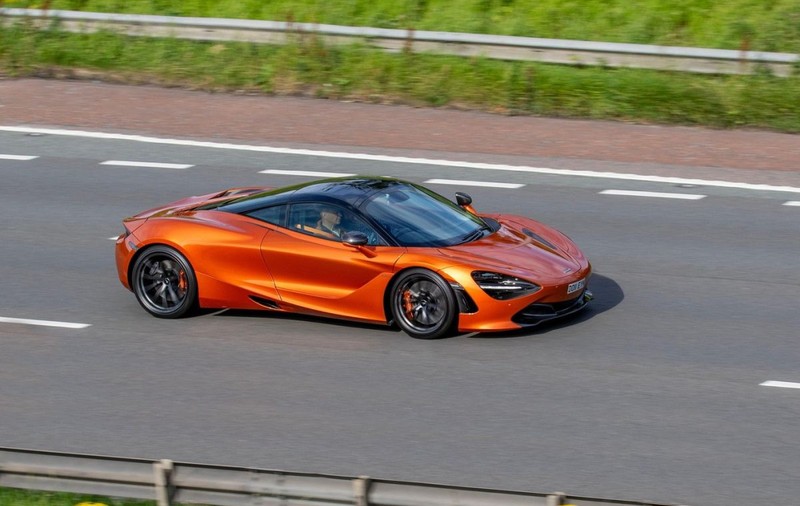 Câte Maserati, Ferrari și Aston Martin și-au cumpărat milionarii din Ucraina, de când a început războiul cu Rusia