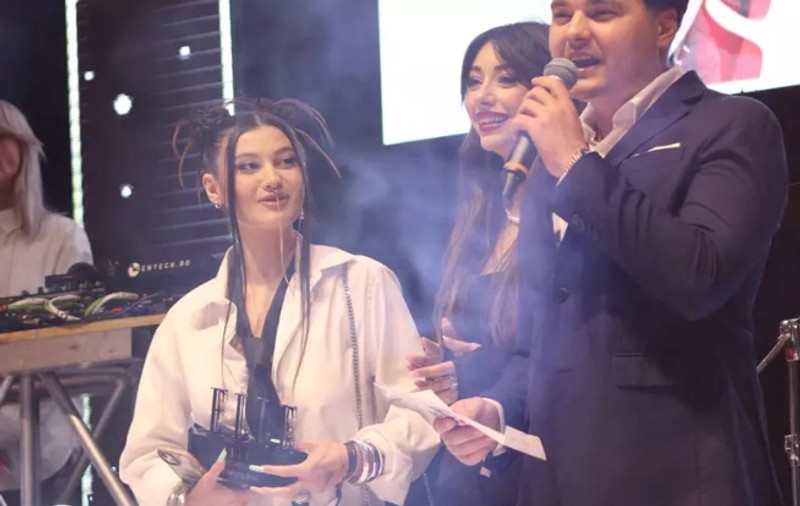 Iubita lui Selly a atras toate privirile la ELLE Style Awards 2024. Cum a apărut Smaranda Știrbu pe scenă