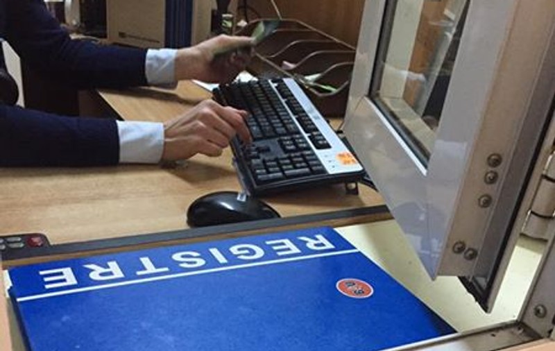 Ce a pățit un deputat când a vrut să meargă cu trenul. Reacția angajatelor CFR: „Ultima dată a venit Mona Muscă cu asa ceva!”